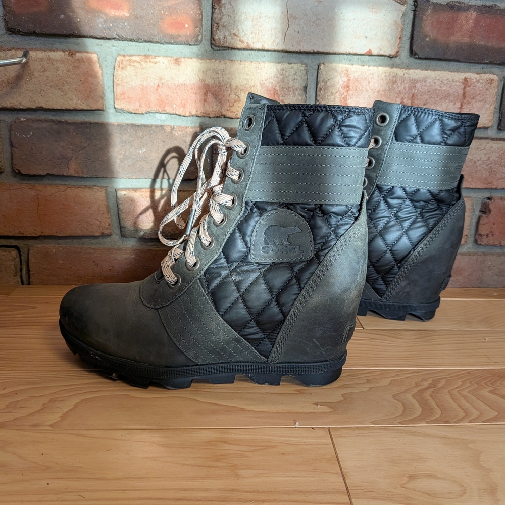 Sorel Women's Black and Gray Quilted Boots